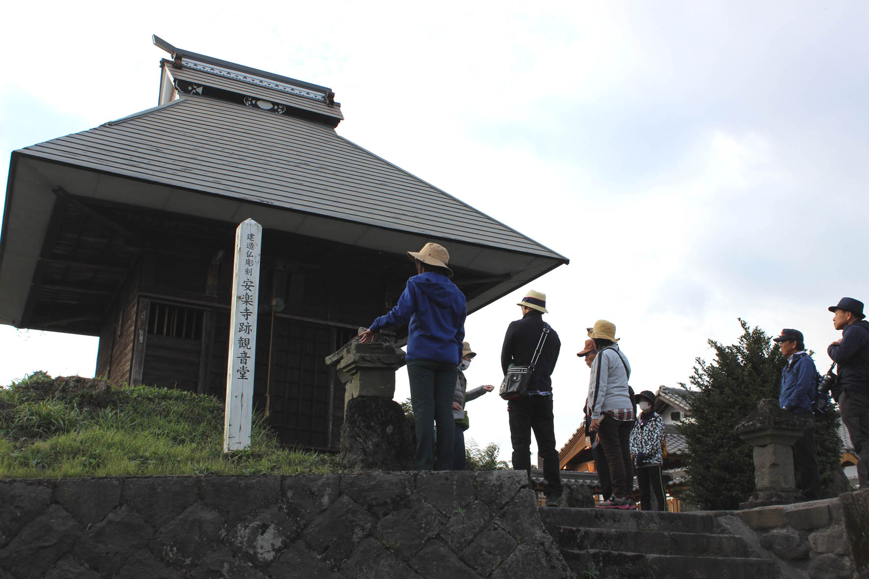 安楽寺跡観音堂と西南の役官軍本営址の碑